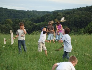 28.7.2010 3. Tag Basteln mit den Schülern - Einfliegen