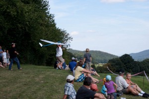 14.8.2011 50 Jahre MFK-B - Flugvorführung - Handstart einer "Needle 124" Spannw. 3,1m
