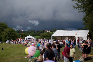 15.8.2011 50 Jahre MFK-B - Flugshow - Zuschauer. Ein Gewitter zieht auf.        