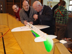 26.3.2011 Hallenfliegen in Breitenfurt - Reparaturtrupp im Einsatz 