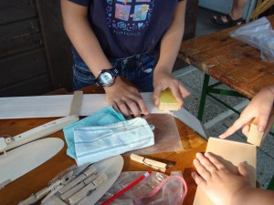 13.7.2011 1. Fliegerbasteln mit den Schülern - schleifen, schleifen, schleifen......