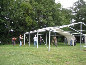 13.8.2011 Aufstellen des Zeltes für die 50-Jahr-Feier 