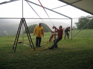 13.8.2011 Aufstellen des Zeltes für die 50-Jahr-Feier bei Regenschauer und Sturm
