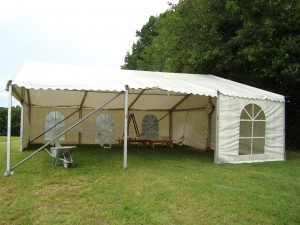 13.8.2011 Auch das Zelt ist nun komplett.