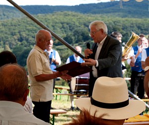 4.8.2011 50 Jahre MFK-B - Festreden - Überreichung der Ehrenurkunde Breitenfurt durch den Bürgermeister Herrn Ernst Herzig.