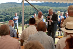 14.8.2011 50 Jahre MFK-B - Festreden - Überreichung des Ehrenabzeichens in Gold der Gemeinde Breitenfurt,  durch den Bürgermeister Herrn Ernst Herzig.
