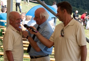 4.8.2011 50 Jahre MFK-B - Festreden - Anstecken des Ehrenabzeichen in Gold für besondere Verdienste des österreichischen Flugsports,  überreicht durch den Funktionär des Aeroclubs, Roland Dunger.