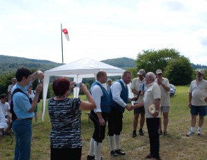 14.8.2011 50 Jahre MFK-B - Festreden - Überreichung eines Erinnerungstellers durch den Musikverein Breitenfurt.