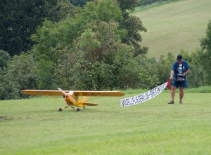 15.8.2011 50 Jahre MFK-B - Flugshow - "Piper J3" Bannerschlepp