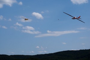 15.8.2011 50 Jahre MFK-B - Flugshow - Foka F4 im Schlepp der Piper 