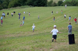 15.8.2011 50 Jahre MFK-B - Flugshow - Kinder nach dem Zuckerlabwurf 