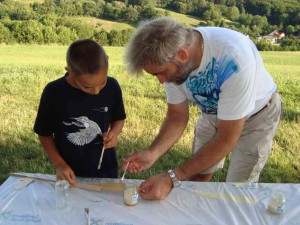 Zweiter Basteltag mit den Schülern - Streichen 