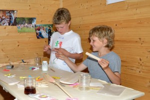 1. MFK-Basteln mit den Schülern - Leimen der Auflageplättchen 