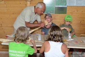 1. MFK-Basteln mit den Schülern - Leimen des Seitenleitwerks