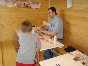 3. Basteltag mit den Schülern - "Einwiegen" eines Modells