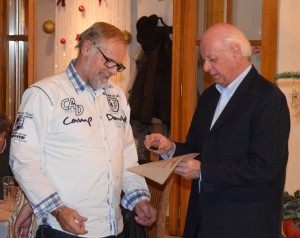 Übergabe des silbernen Ehrenabzeichens des ÖAeC.        