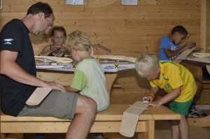 15.7.2015 - 2. Bastelnachmittag mit den Kindern - Schleifen & Streichen