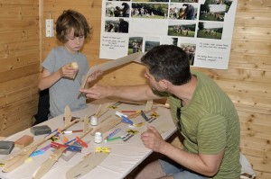 15.7.2015 - 2. Bastelnachmittag mit den Kindern - Schleifen & Streichen