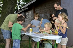 15.7.2015 - 2. Bastelnachmittag mit den Kindern - Schleifen & Streichen 