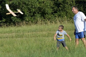 22.7.2015 - 3. Bastelnachmittag mit den Kindern - Hurra, er fliegt!